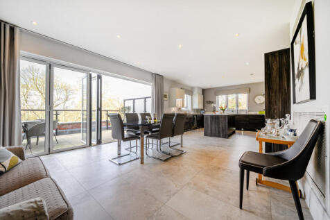 3 bedroom flat for sale