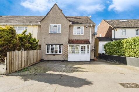 4 bedroom end of terrace house for sale
