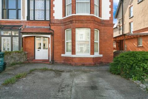 3 bedroom flat for sale