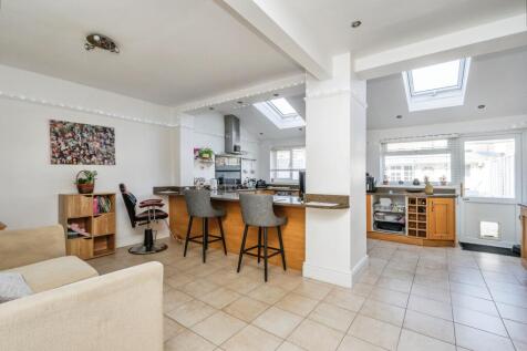 4 bedroom end of terrace house for sale