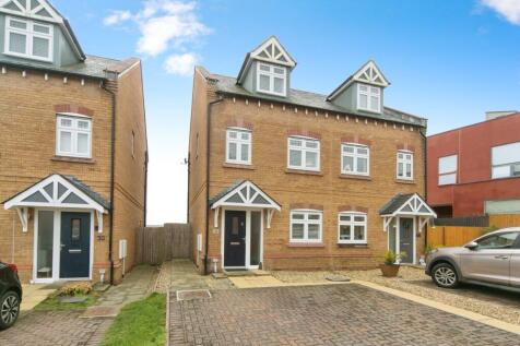 3 bedroom town house for sale