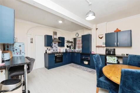 3 bedroom flat for sale