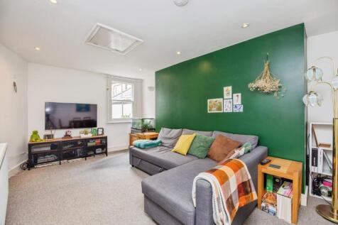 3 bedroom flat for sale