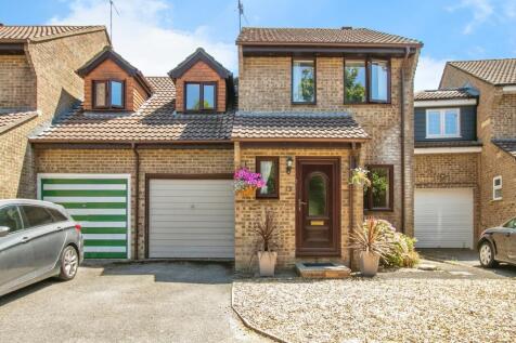 3 bedroom link detached house for sale