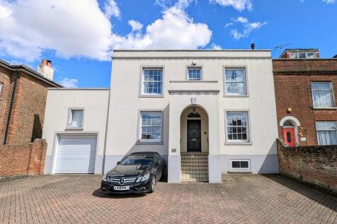 6 bedroom detached house for sale