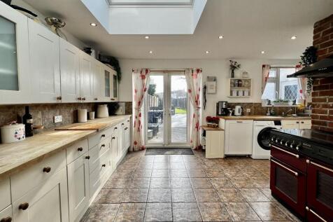 4 bedroom semi-detached house for sale