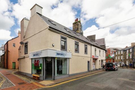 4 bedroom end of terrace house for sale