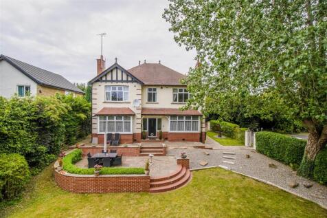 Westfield Park, Wakefield WF1 4 bed detached house for sale