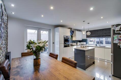 Bluebell Road, Wakefield WF3 4 bed semi