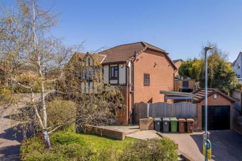 Woollin Crescent, Wakefield WF3 3 bed detached house for sale