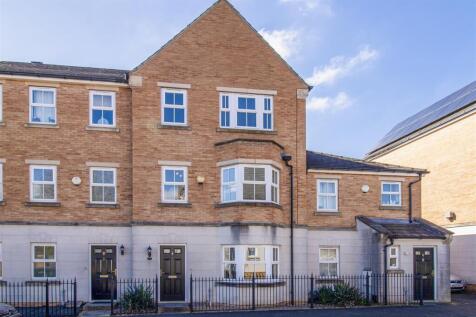 Tuke Grove, Wakefield WF1 4 bed townhouse for sale
