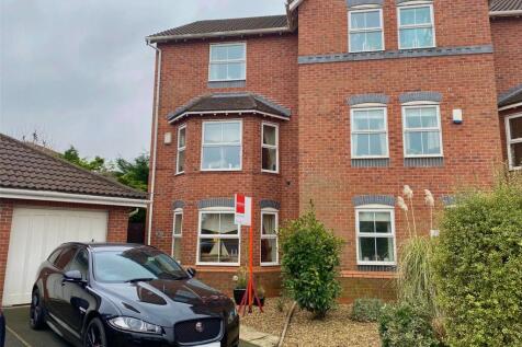 4 bedroom end of terrace house for sale