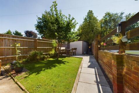 Long Meadow, Aylesbury HP21 3 bed maisonette for sale