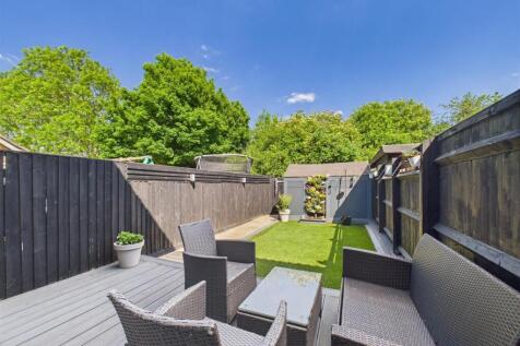 Plough Close, Aylesbury HP21 2 bed terraced house for sale