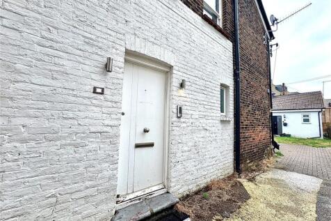Yattendon Road, HORLEY, Surrey, RH6 2 bed maisonette for sale