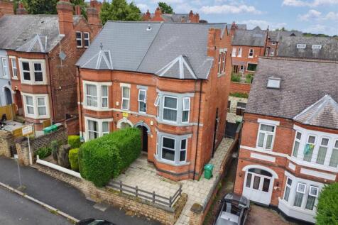 5 bedroom semi-detached house for sale