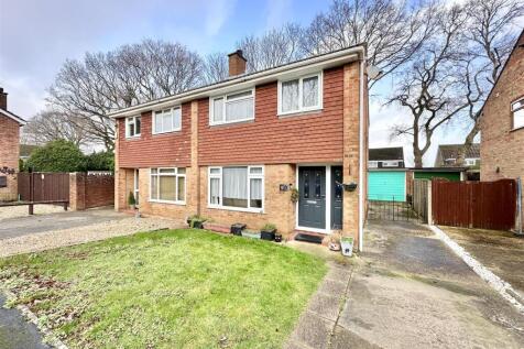 Siskin Close, Ferndown BH22 3 bed semi