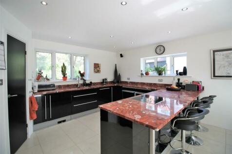 6 bedroom detached house for sale