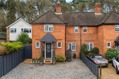 Upper Broadmoor Road, Berkshire RG45 3 bed semi