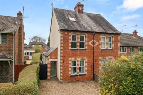 Old Wokingham Road, Berkshire RG45 3 bed semi