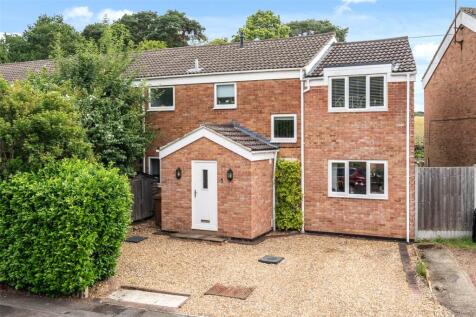 South Meadow, Berkshire RG45 3 bed end of terrace house for sale