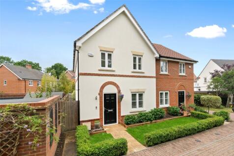 Swords Drive, Berkshire RG45 3 bed semi