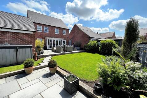 4 bedroom detached house for sale