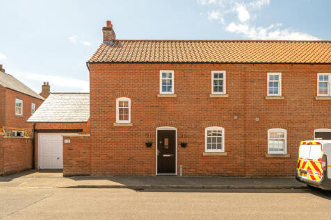 2 bedroom semi-detached house for sale