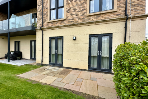 1 bedroom ground floor flat for sale