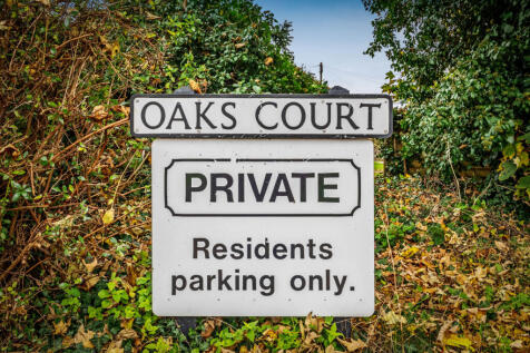 Oaks Close, Leatherhead, Surrey, KT22 3 bed terraced house for sale