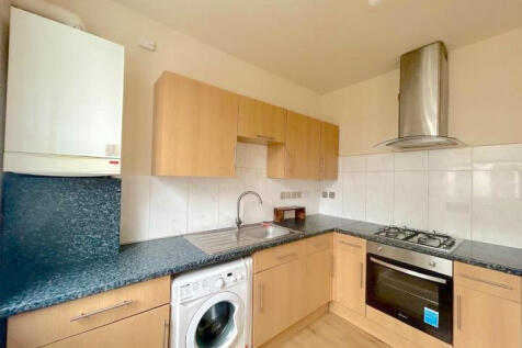 High Street, London, SE25 2 bed flat for sale