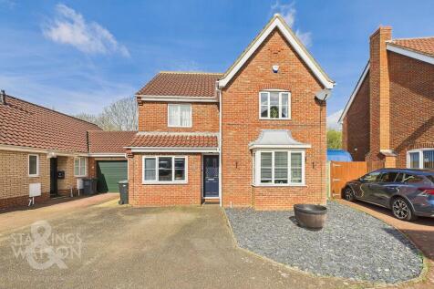 Peacock Chase, Wymondham, Norwich 4 bed detached house for sale