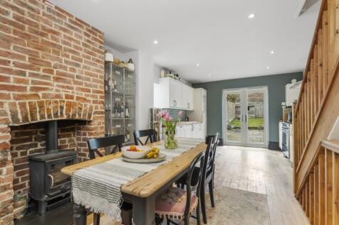 Railway Terrace, Kings Langley WD4 2 bed semi