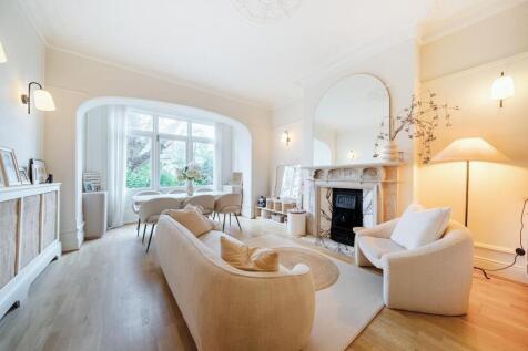 Queensthorpe Road, Sydenham, London... 3 bed flat for sale