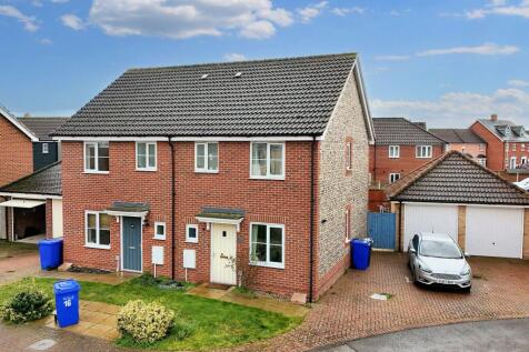 Rosehip Avenue, Bury St. Edmunds IP28 3 bed semi