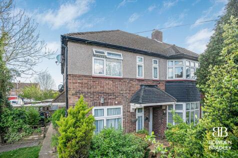 Wedmore Avenue, Clayhall 2 bed maisonette for sale