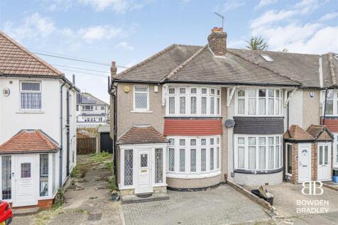 Stradbroke Grove, Clayhall 3 bed end of terrace house for sale