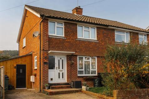 Warwick Close, Holmwood, Dorking. 3 bed semi