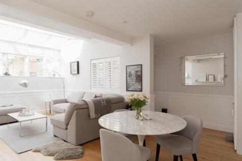 Horsham Road, Dorking 2 bed maisonette for sale