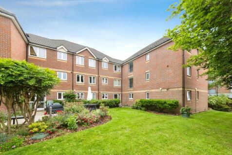 St James Court, East Grinstead RH19 2 bed apartment for sale