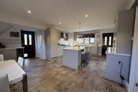 Wood Drive, Saltash, PL12 5 bed detached house for sale