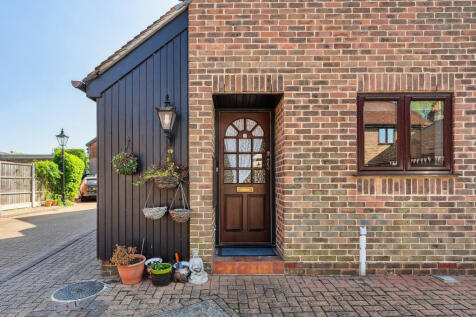 Onslow Mews, Chertsey, KT16 2 bed end of terrace house for sale