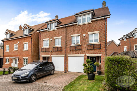 Rowan Road, Lindford, Bordon... 3 bed semi