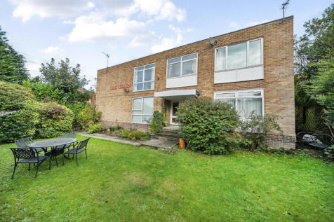 Ring Road, West Park, Leeds, LS16 3 bed flat for sale