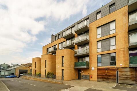 Baltic Avenue, Brentford TW8 2 bed apartment for sale