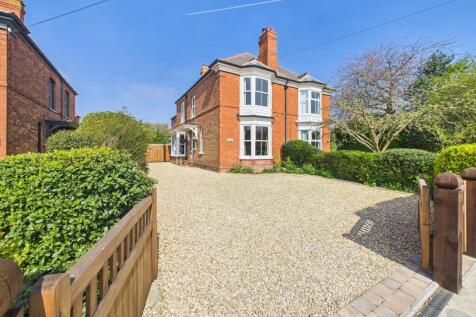 4 bedroom semi-detached house for sale