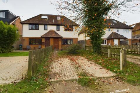 Walnut Tree Court, Wendover Road... 1 bed cluster house for sale
