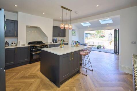 2 bedroom semi-detached house for sale