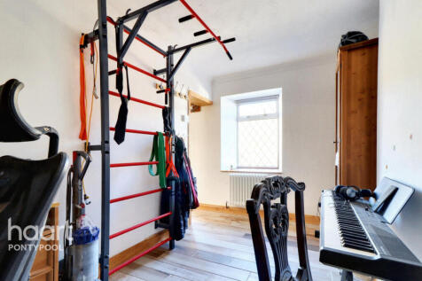 Snatchwood Road, Pontypool 2 bed cottage for sale