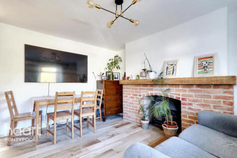 Snatchwood Road, Pontypool 2 bed cottage for sale